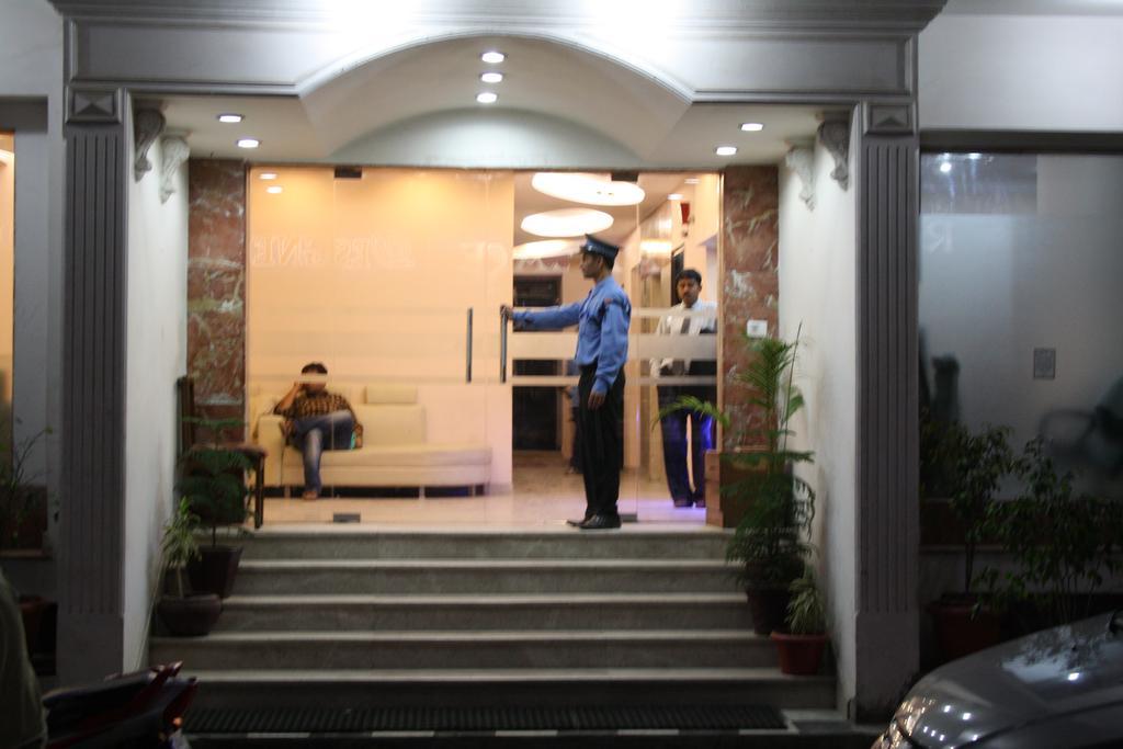Hotel Apra Inn New Delhi Exteriör bild