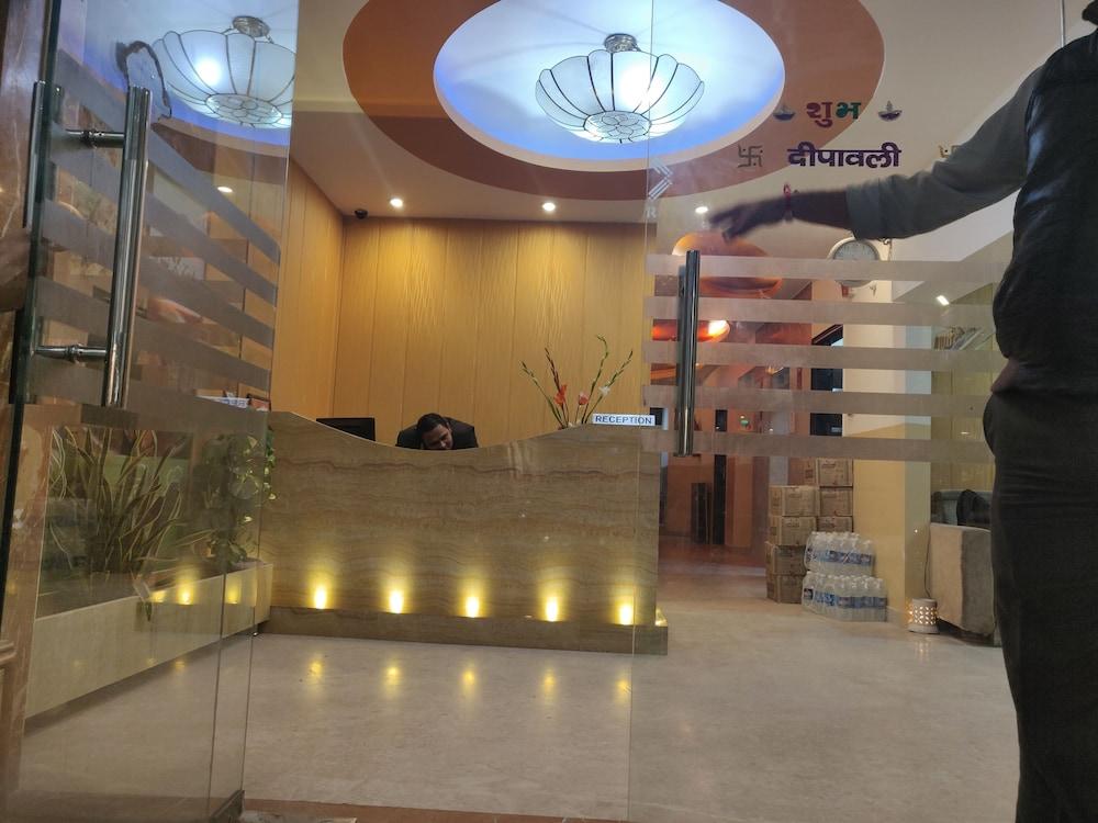 Hotel Apra Inn New Delhi Exteriör bild