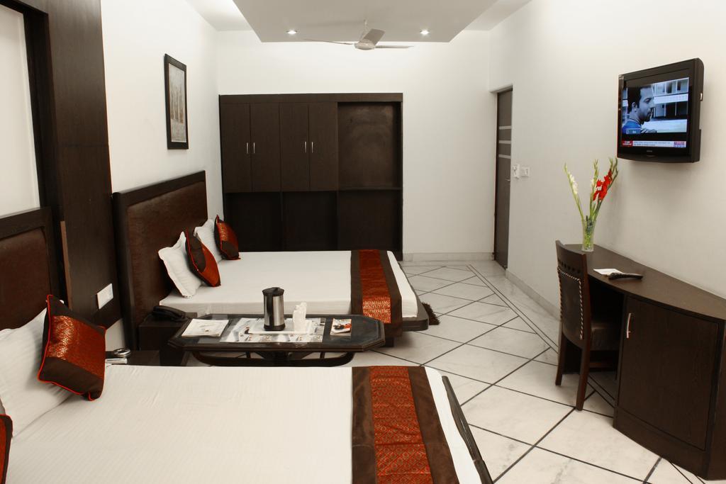 Hotel Apra Inn New Delhi Exteriör bild