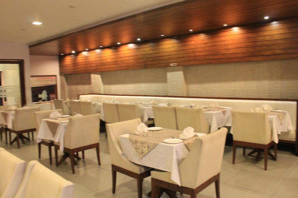 Hotel Apra Inn New Delhi Exteriör bild