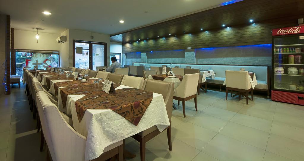 Hotel Apra Inn New Delhi Exteriör bild
