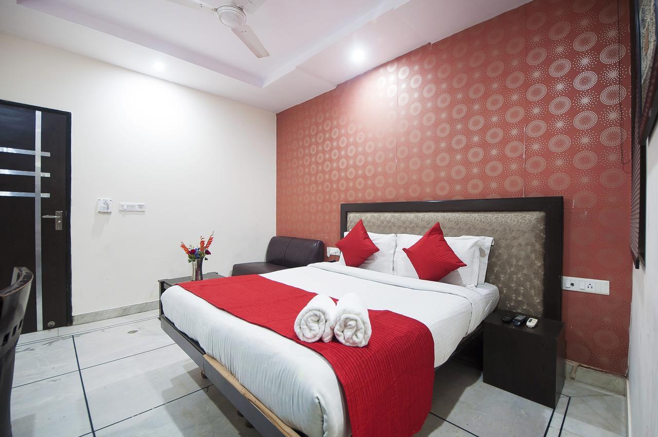 Hotel Apra Inn New Delhi Exteriör bild