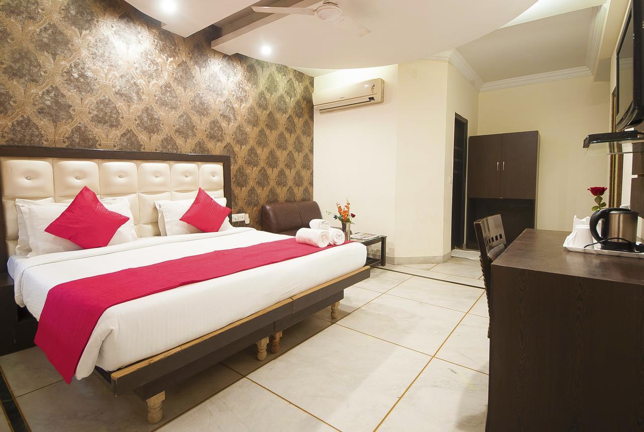 Hotel Apra Inn New Delhi Exteriör bild