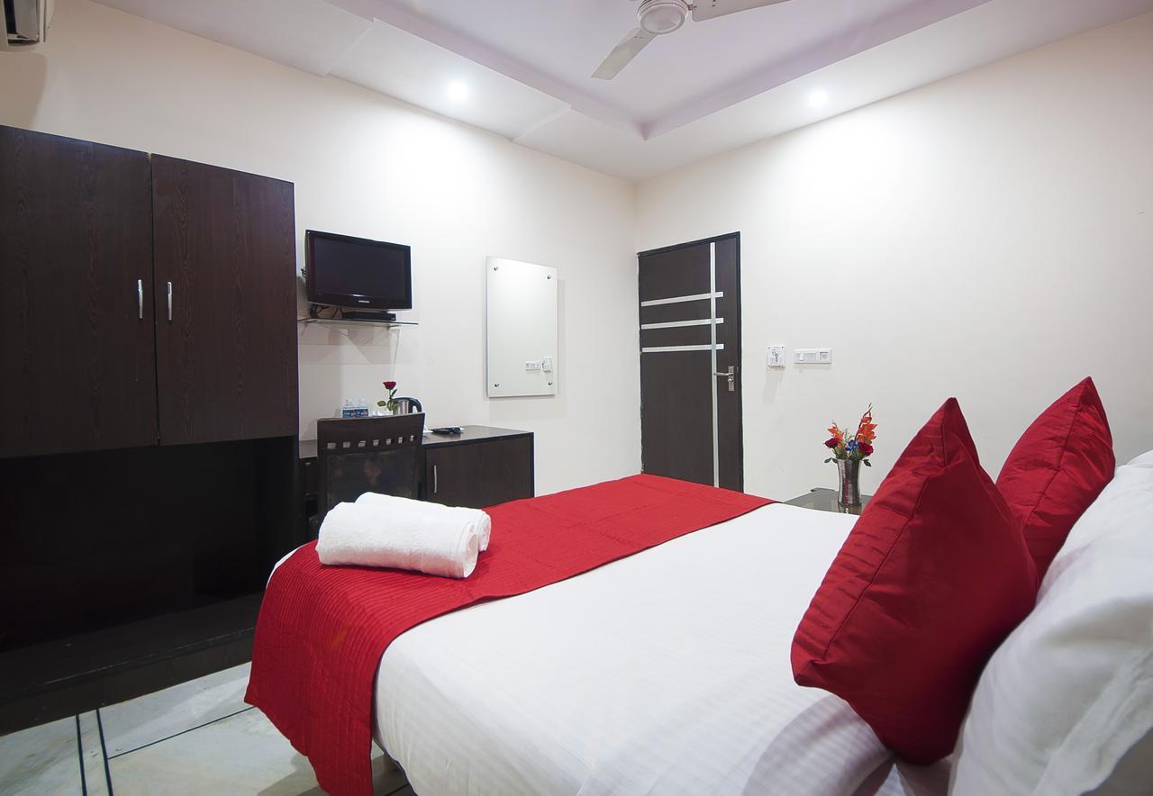 Hotel Apra Inn New Delhi Exteriör bild