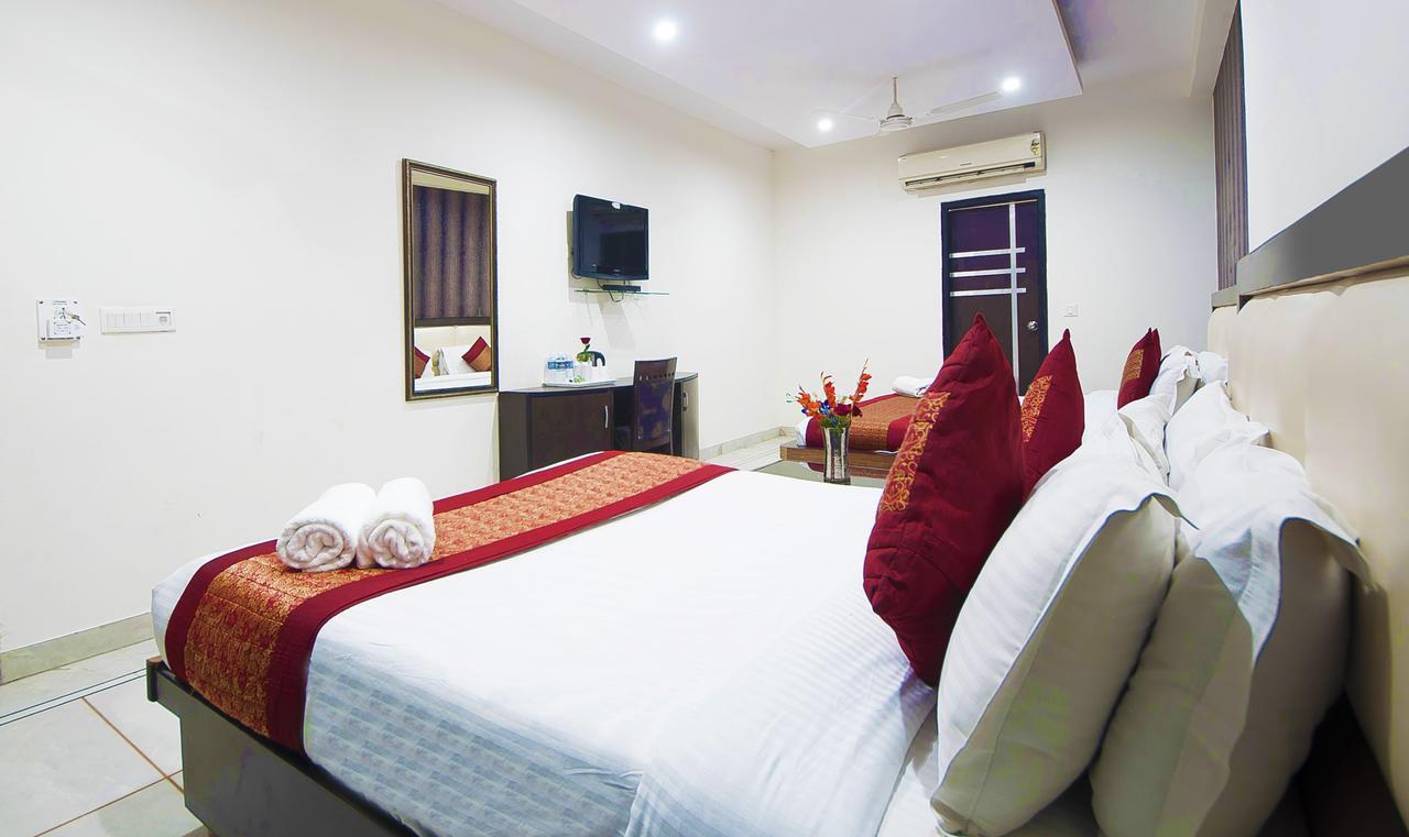 Hotel Apra Inn New Delhi Exteriör bild