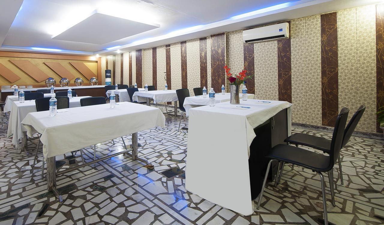 Hotel Apra Inn New Delhi Exteriör bild