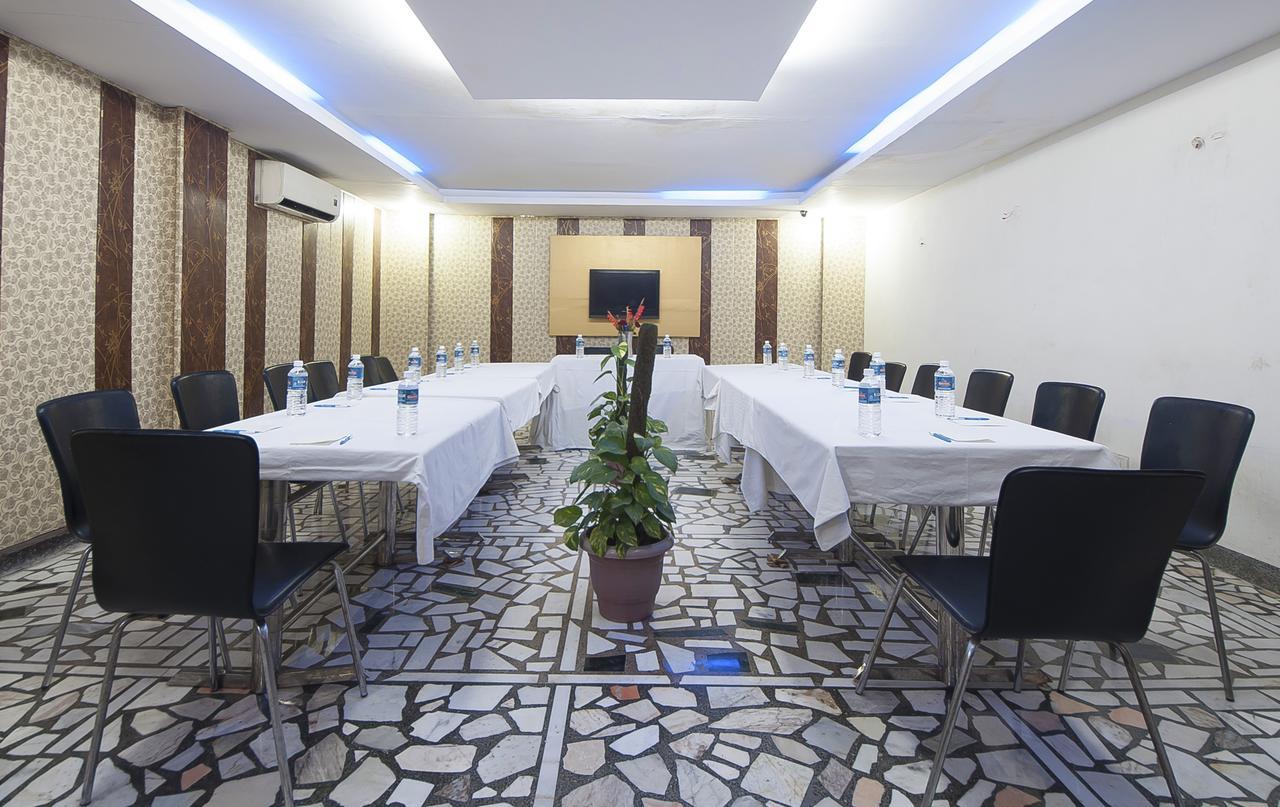 Hotel Apra Inn New Delhi Exteriör bild