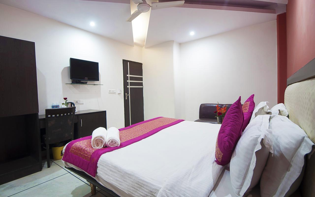 Hotel Apra Inn New Delhi Exteriör bild