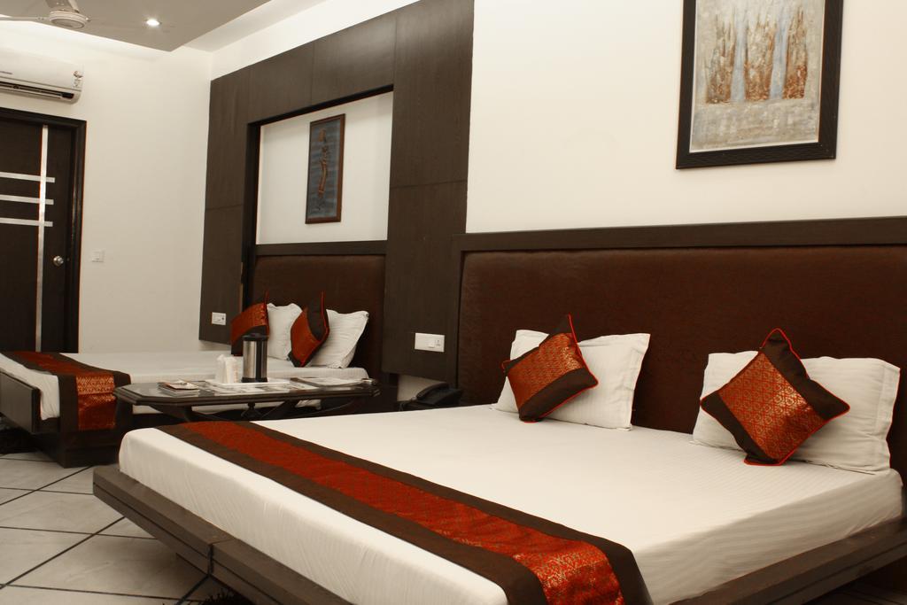 Hotel Apra Inn New Delhi Exteriör bild