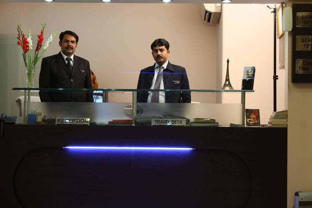 Hotel Apra Inn New Delhi Exteriör bild