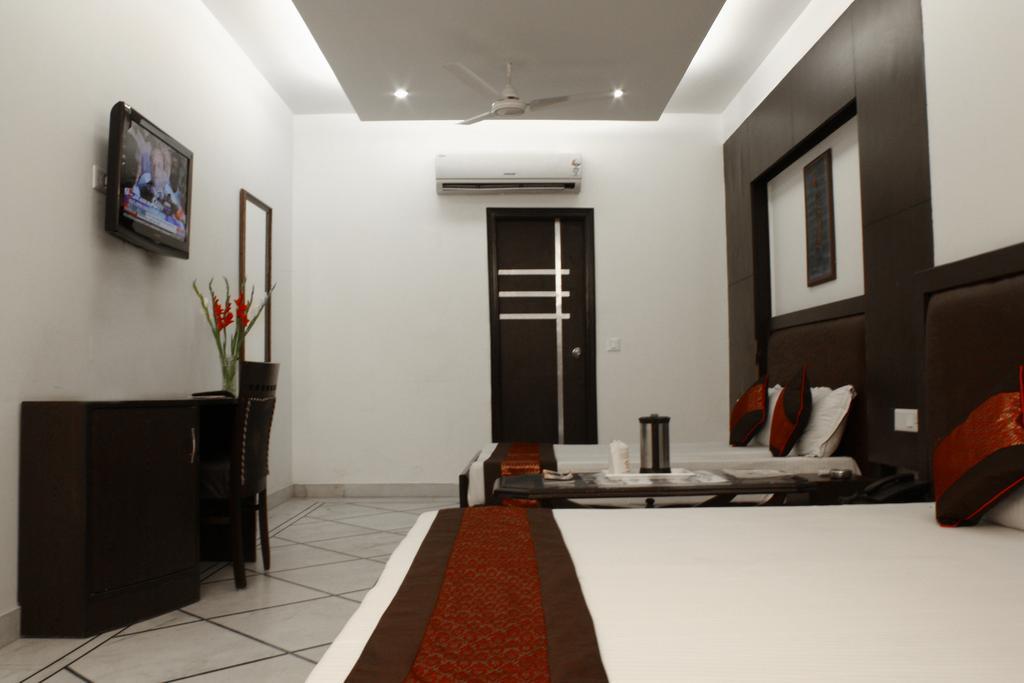Hotel Apra Inn New Delhi Exteriör bild