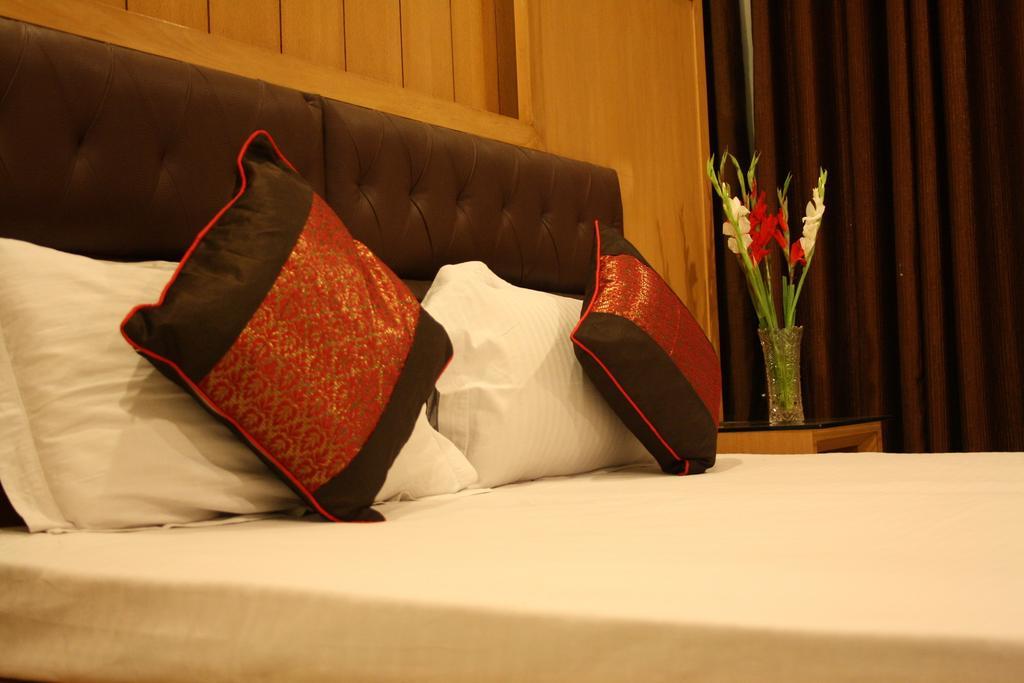 Hotel Apra Inn New Delhi Exteriör bild