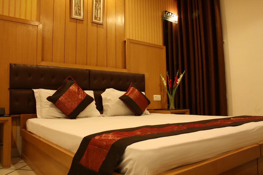 Hotel Apra Inn New Delhi Exteriör bild